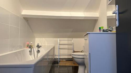 une salle de bain avec toilettes et baignoire dans l'établissement La little white house, à Cayeux-sur-Mer