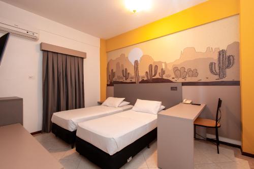 una habitación de hotel con 2 camas y un cuadro en la pared en ibis Styles Presidente Prudente Portal D'Oeste, en Presidente Prudente