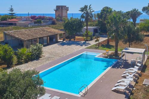 uma vista aérea de uma piscina em frente a uma casa em Villa Maraus by PosarelliVillas em Marausa