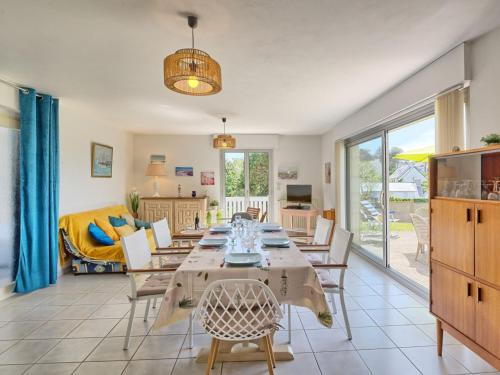 une salle à manger avec une table, des chaises et un canapé dans l'établissement Holiday Home Port Morvan by Interhome, à Planguenoual