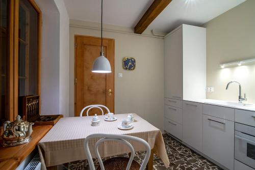 a kitchen with a table with chairs and a sink at Villa Pod Koniem in Kazimierz Dolny