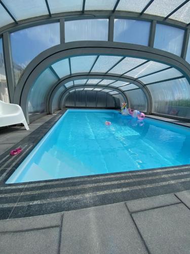 una piscina cubierta con techo de cristal en La Villa Kat'Etoiles, 