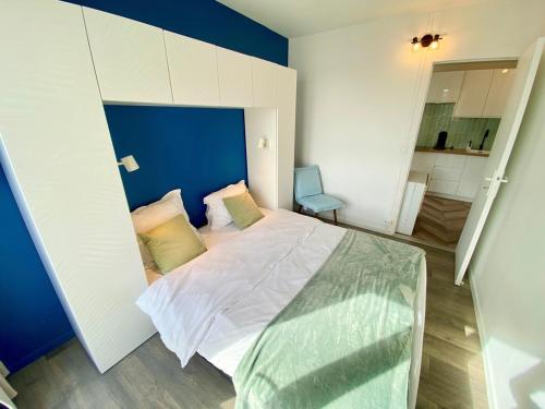 Кровать или кровати в номере L'Escale Appartements et Suites en bord de Mer