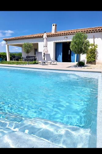 une piscine devant une maison dans l'établissement La Montaurousienne - Maison néo-provençale dans le Pays de Fayence, à Montauroux