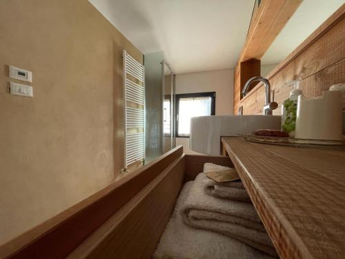 a bathroom with a sink and a counter with towels at B&B Terre Di Bea in Pederobba