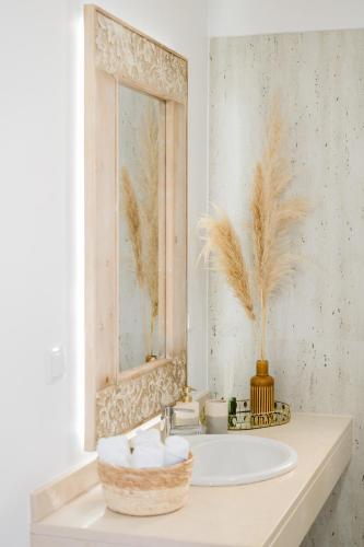a bathroom with a sink and a mirror at Casa Ti'Rosa in Caniço