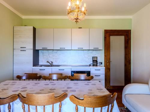 Η κουζίνα ή μικρή κουζίνα στο Holiday Home Cardana by Interhome