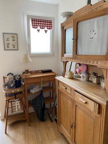 Il comprend une cuisine avec une armoire en bois et un bureau. dans l'établissement PROCHE MANOIR CAULIERES 2 rue d En Haut, à Caulières
