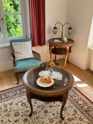 Louisenvilla في باد غليشنبرج: غرفة معيشة مع طاولة قهوة وكرسي