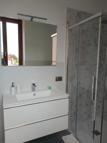 a bathroom with a sink and a shower at Casa Gabry Bouganville in Toscolano Maderno