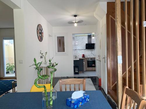 une salle à manger avec une table et une cuisine dans l'établissement Sweet villa au vue à mer, à Trouville-sur-Mer