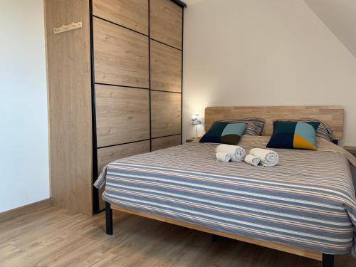 une chambre avec un lit avec deux serviettes dessus dans l'établissement Sweet villa au vue à mer, à Trouville-sur-Mer