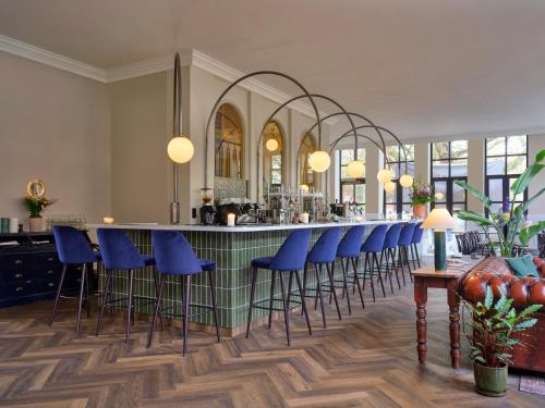 Un restaurante o sitio para comer en Hotel de Plataan Delft Centrum
