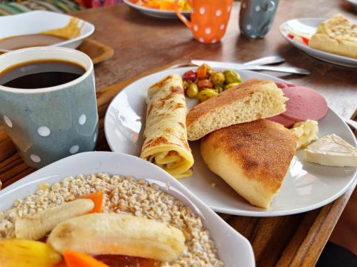 una mesa con platos de comida y una taza de café en Surf hostel Morocco, en Tamraght Ouzdar