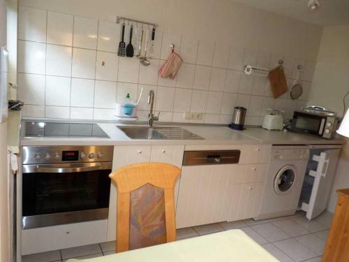 cocina con fregadero y lavavajillas en Ferienhaus "Innenhof" Objekt ID 13839-8 en Waren