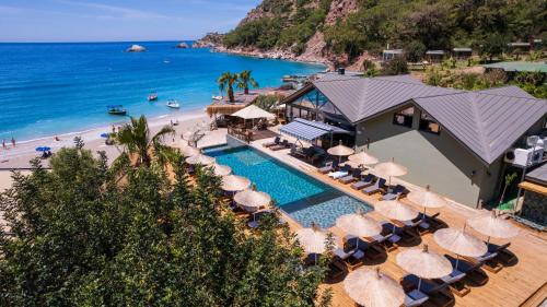 uma vista aérea de um resort com piscina e praia em Sea Valley Lodge em Faralya