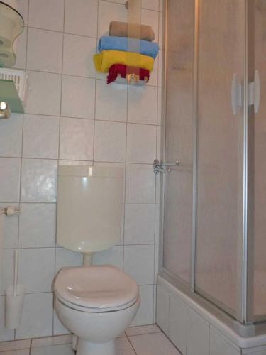 een badkamer met een toilet, een douche en handdoeken bij Ferienwohnung "Innenhof" Objekt ID 12134-5 in Waren