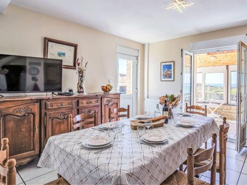 une salle à manger avec une table et une télévision dans l'établissement Holiday Home Blaues Meer by Interhome, à Rubian