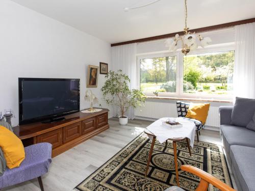 Apartment Waldblick-2 by Interhome في Armstorf: غرفة معيشة مع تلفزيون وأريكة