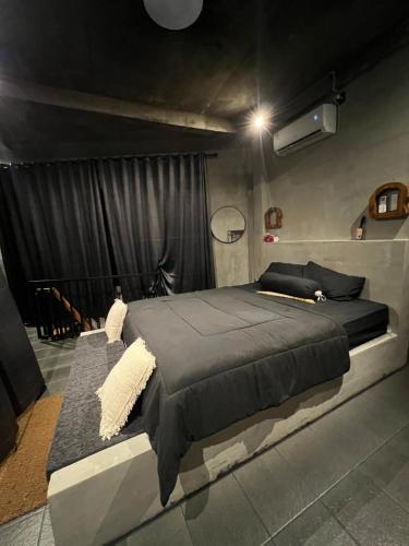 سرير أو أسرّة في غرفة في Di Kubu YR