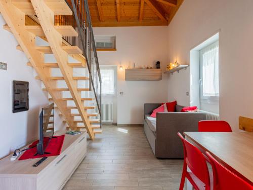 Apartment Marco by Interhome في Riva: غرفة معيشة بها درج وأريكة