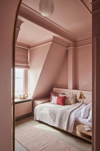 a bedroom with a bed and a window at stilwerk Strandhotel Blankenese in Hamburg