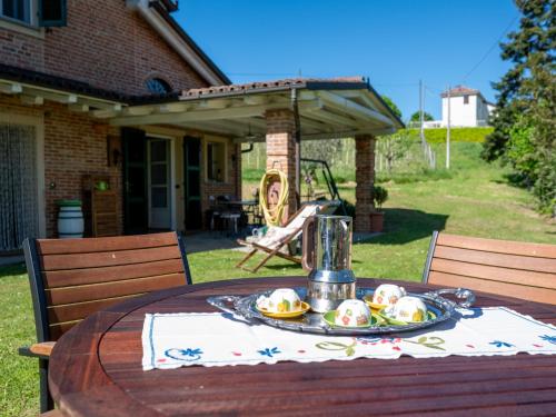 un plato de comida sobre una mesa en Holiday Home Il Valletto by Interhome, en Mombaruzzo