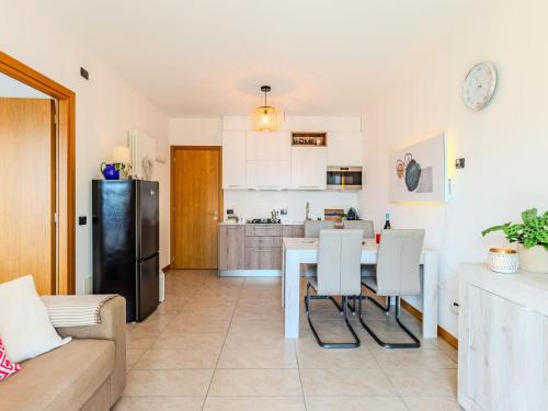 eine Küche und ein Wohnzimmer mit einem Tisch und Stühlen in der Unterkunft Apartment San Vincenzo by Interhome in Gera Lario