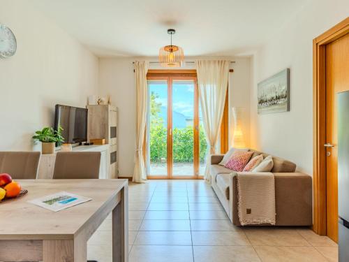 uma sala de estar com um sofá e uma mesa em Apartment San Vincenzo by Interhome em Gera Lario