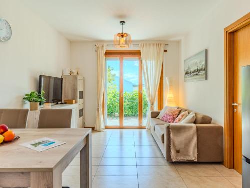 Televízia a/alebo spoločenská miestnosť v ubytovaní Apartment San Vincenzo-1 by Interhome
