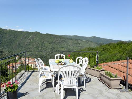 una mesa y sillas en un balcón con vistas en Apartment Il Loggiato - TVE170 by Interhome, en Tavole