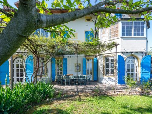 una casa azul y blanca con un árbol en Holiday Home Il Carroccio-3 by Interhome, en San Damiano dʼAsti