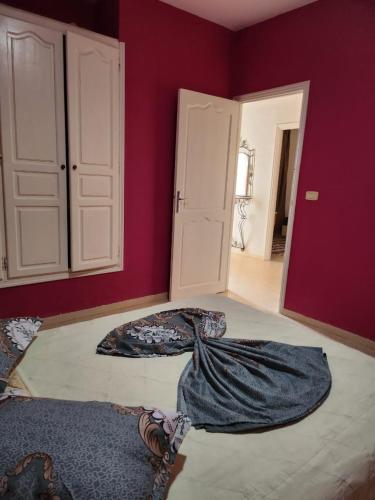 pusty pokój z dwoma łóżkami i fioletowymi ścianami w obiekcie Prince w mieście Midun
