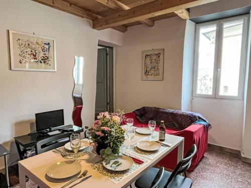 een woonkamer met een tafel en een bank bij Holiday Home La Canonica - PRE190 by Interhome in Praelo