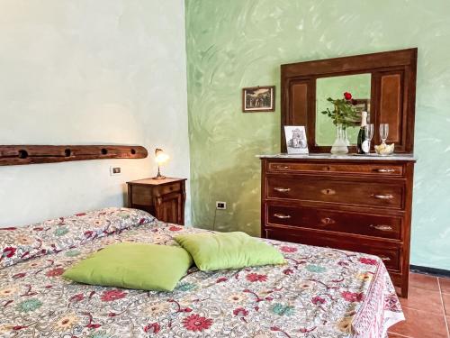 מיטה או מיטות בחדר ב-Apartment Lupi - DOL220 by Interhome