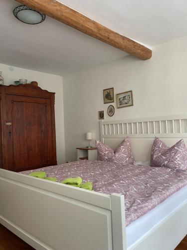 een slaapkamer met een groot bed met paarse lakens bij Ratstraße im Kyffhäuser - krumm & schief in Bad Frankenhausen
