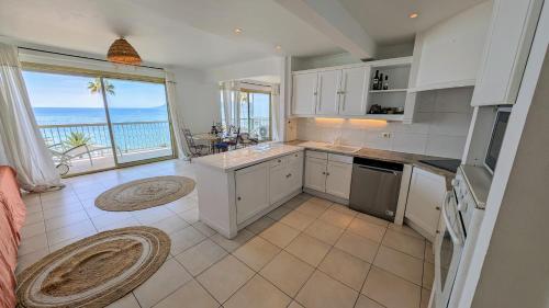 - une grande cuisine avec vue sur l'océan dans l'établissement Ref BELLAMARE, à Cannes