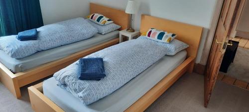 Un pat sau paturi într-o cameră la Glencarrick - Harbour View