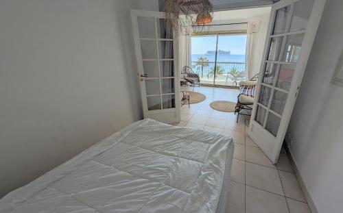 une chambre avec un lit et une vue sur l'océan dans l'établissement Ref BELLAMARE, à Cannes