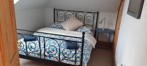 ターバートにあるGlencarrick - Harbour Viewのベッドルーム1室(錬鉄製のフレーム付きベッド1台付)