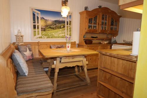 a kitchen with a table and a bench in a room at Ferienwohnungen Lärchennest zwischen Chiemsee und Bergen in Bernau am Chiemsee