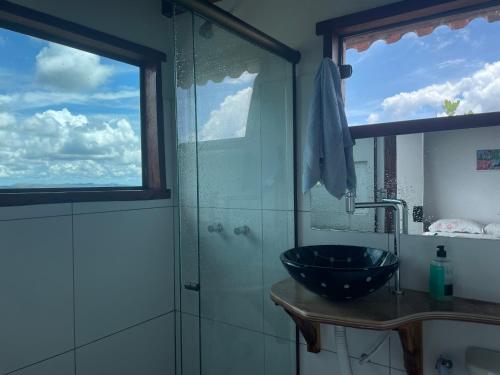 y baño con lavabo y ducha acristalada. en ninho da arara, en São Jorge
