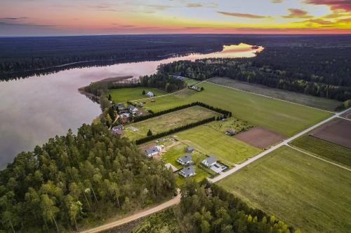 einen Luftblick auf einen Park neben einem Fluss in der Unterkunft Gościniec Wigry in Walne