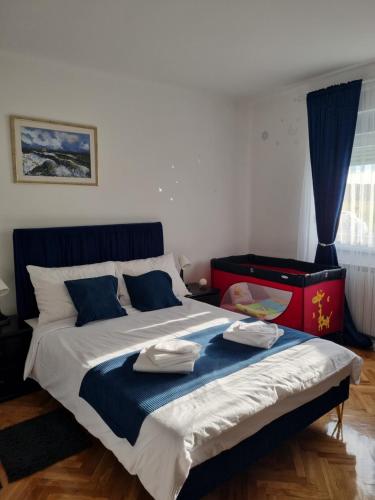 ein Schlafzimmer mit einem großen Bett, auf dem zwei Handtücher liegen in der Unterkunft Aurora Inn in Daruvar
