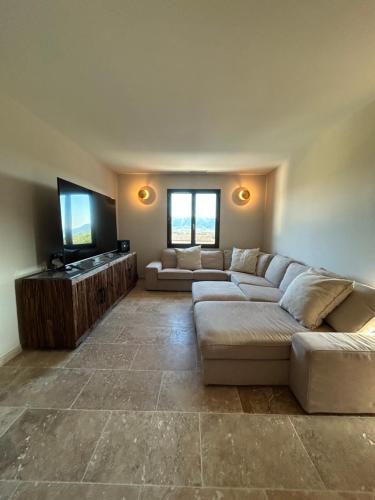 Televisyen dan/atau pusat hiburan di Villa avec piscine et vue panoramique du Luberon
