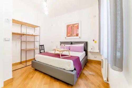 una camera da letto con un grande letto con un tavolo sopra di Home 33 a Napoli