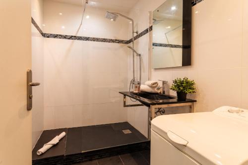 une salle de bain avec douche et lavabo dans l'établissement MASSENET VIEW AP4168 Nice, by Riviera Holiday Homes, à Nice