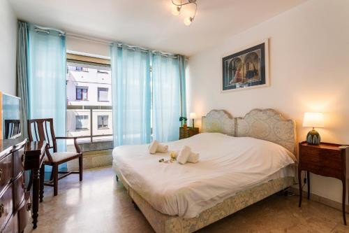 une chambre avec un lit, un bureau et une fenêtre dans l'établissement MASSENET VIEW AP4168 Nice, by Riviera Holiday Homes, à Nice