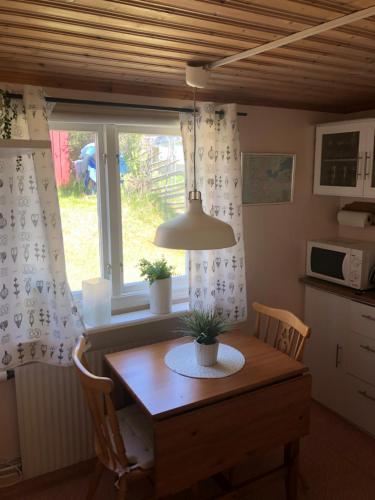 uma cozinha com uma mesa e uma janela em Gävle Järvsta nära Furuvik och centrala Gävle em Gävle