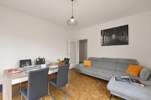 Ruang duduk di Castle View - Happy Rentals